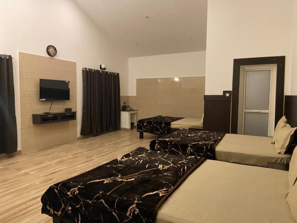Rr Holiday Inn コダイカナル エクステリア 写真